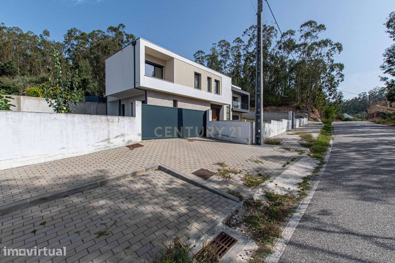 Moradia T4 semi-nova com Piscina, Garagem + Parcela de Terreno Rústico - Grande imagem: 5/60