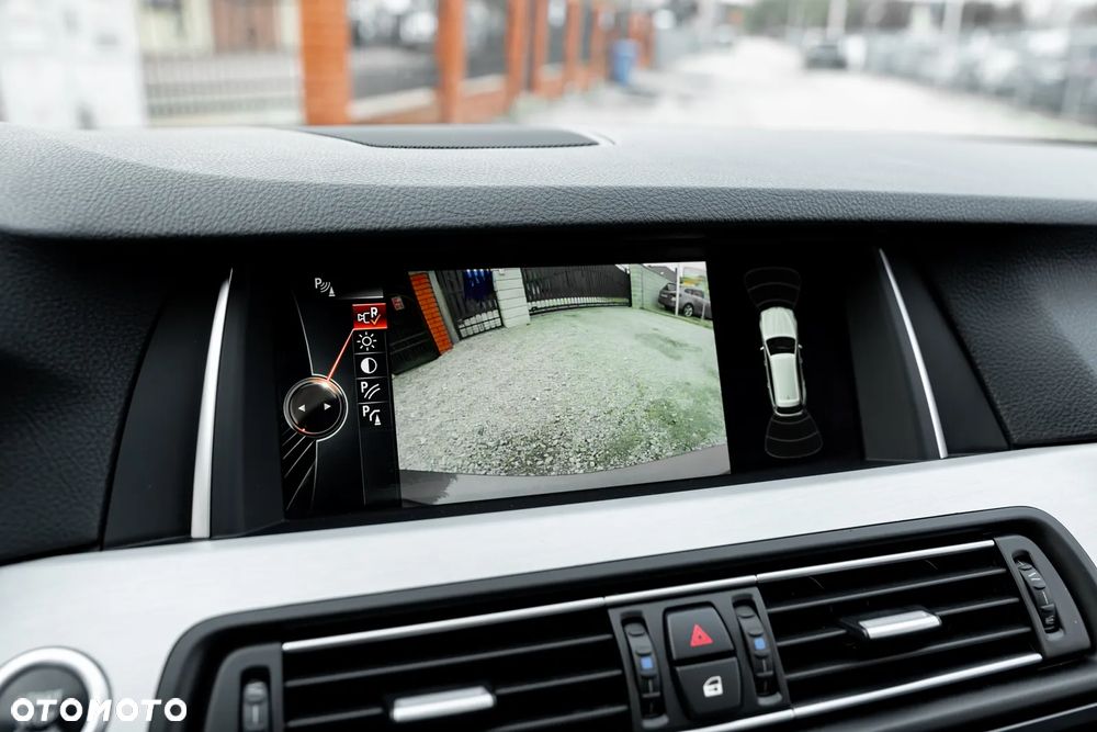 BMW Seria 5 535i xDrive Sport-Aut Luxury Line - 32