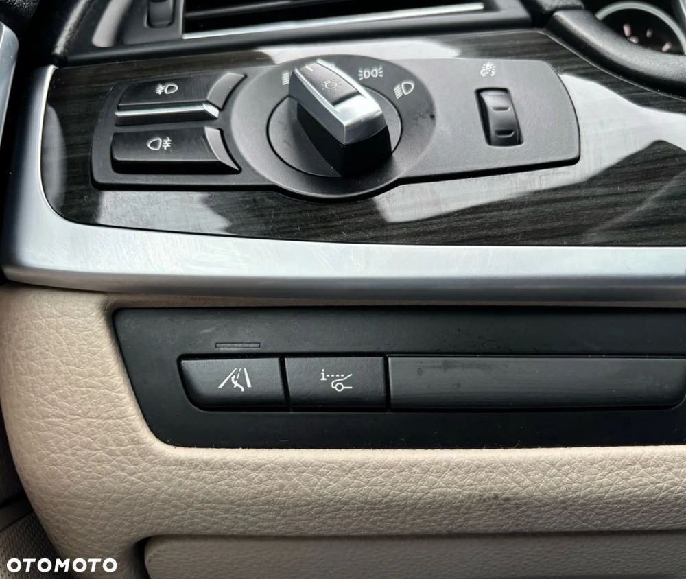 BMW Seria 5 530d xDrive - 12
