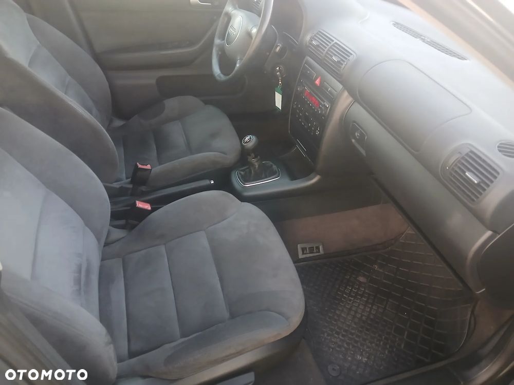 Audi A3 Sportback 1.6 Ambiente - 17