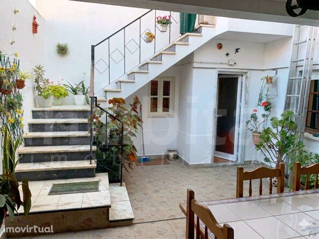 Moradia T5 + 2 C/ Quintal e Sótão - Grande imagem: 2/33