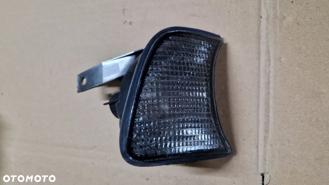 BMW E34 KIERUNKOWSKAZ PRAWY DYMIONY NOWY 444-1501RTB-VS - 1