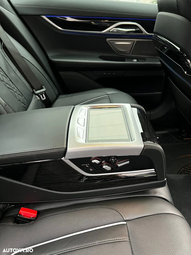 BMW Seria 7 730d xDrive MHEV - 12