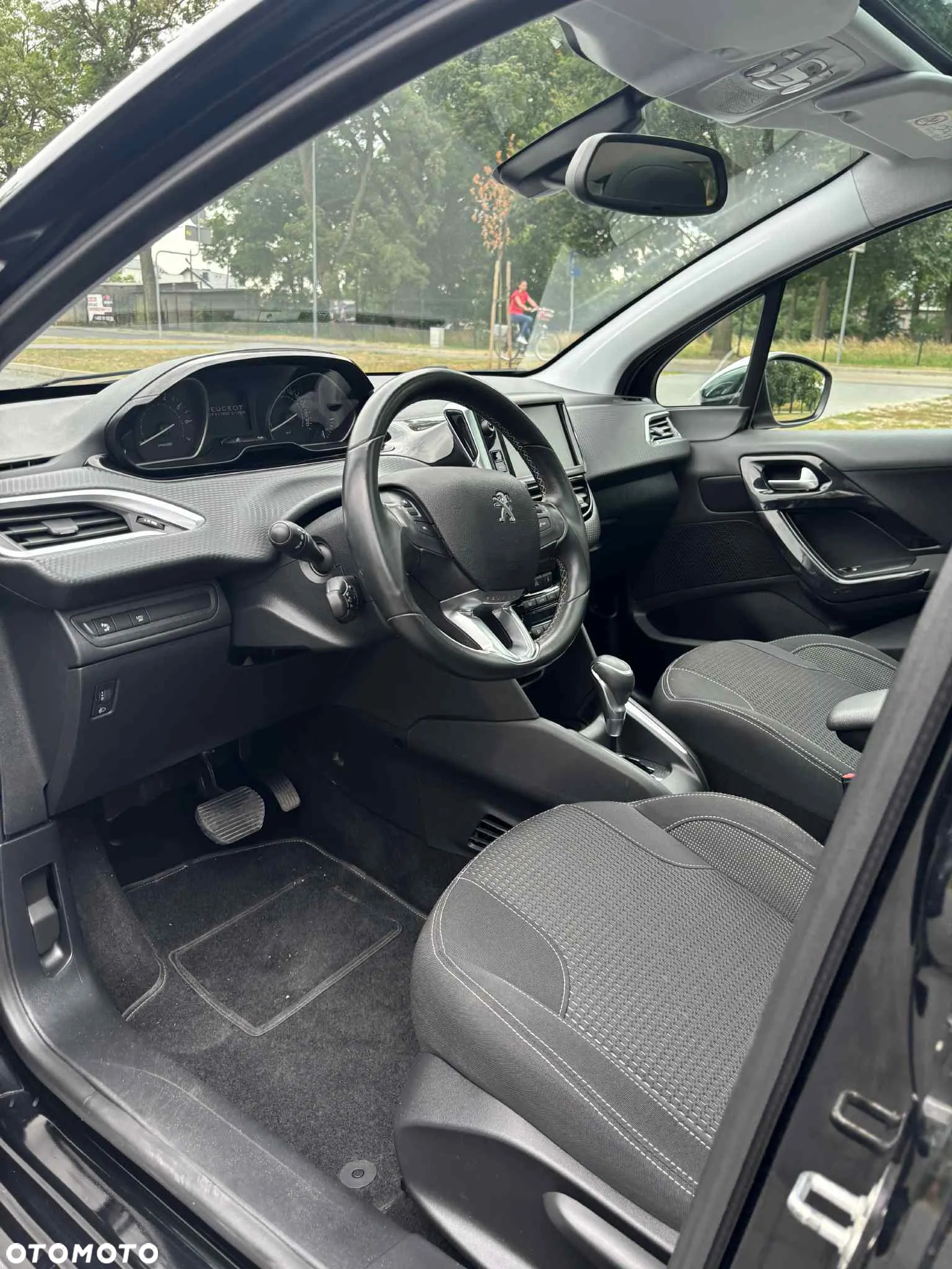 Peugeot 208 - 8