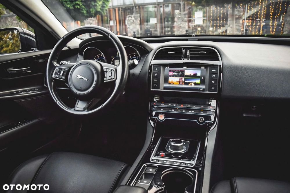 Jaguar XE 2.0 T R-Sport - 30