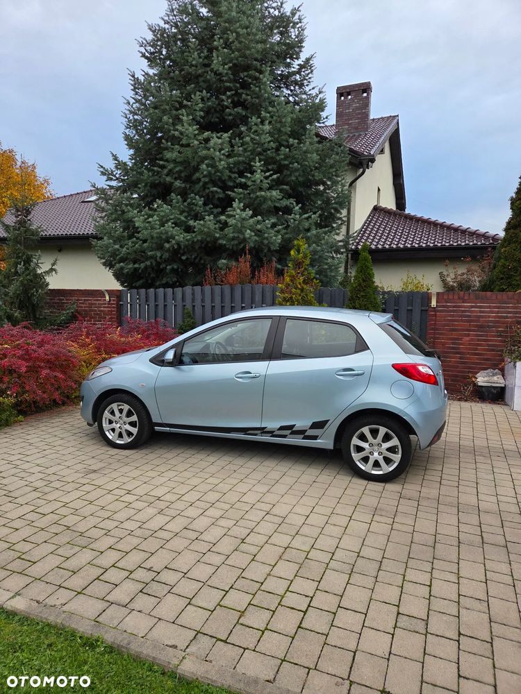 Mazda 2 2011 photo 2