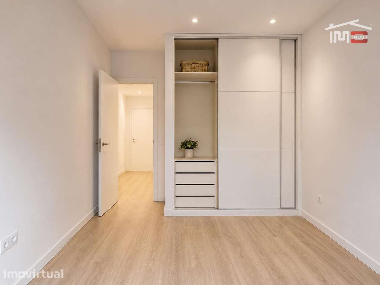 T3 Totalmente Remodelado com Suite e Varanda no Alto do Seixalinho - Grande imagem: 3/23