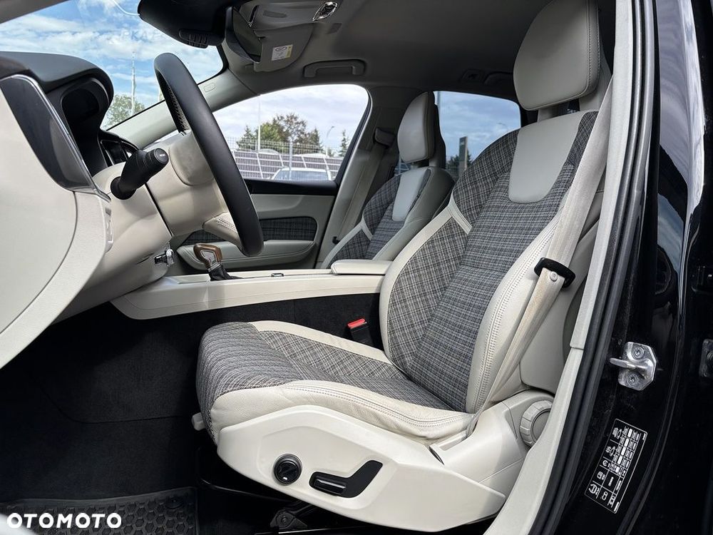 Volvo XC 60 T5 AWD Momentum Pro - 19