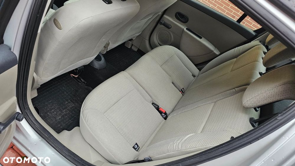 Renault Clio 1.6 Confort Privilege - 24