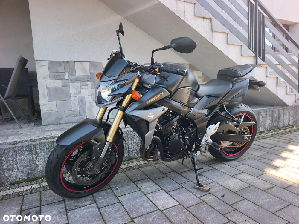 Suzuki GSR - 4