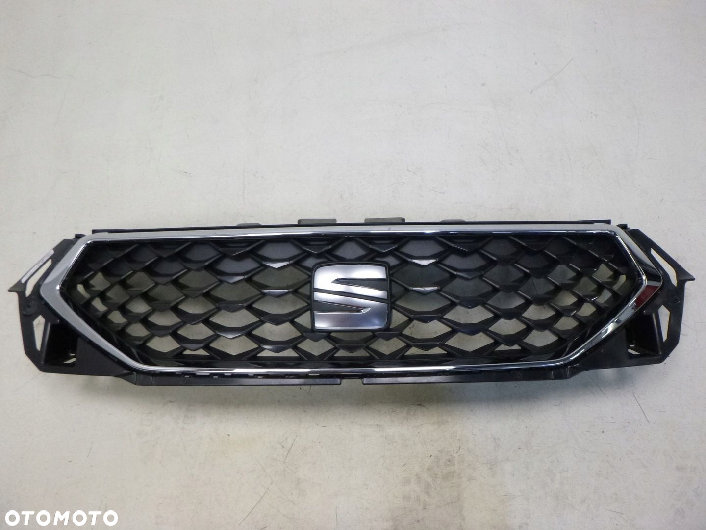 SEAT ATECA LIFT 20- GRILL ATRAPA CHŁODNICY ZNACZEK CHROM ORYGINAŁ - 2