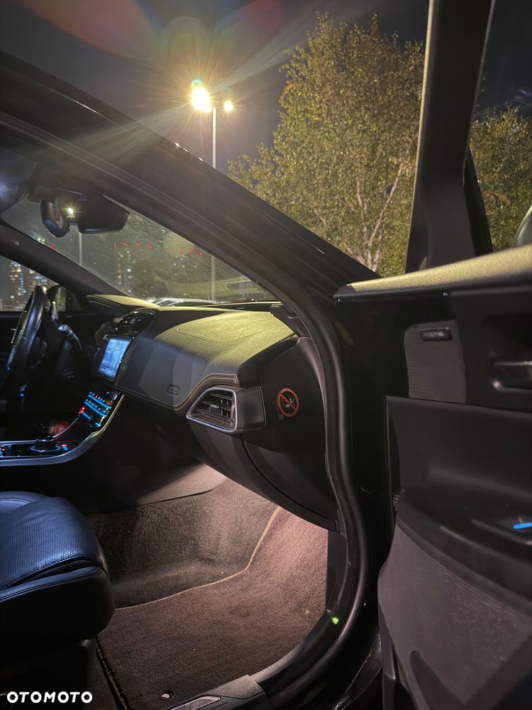 Jaguar XE 2.0 P300 AWD 300 Sport - 30