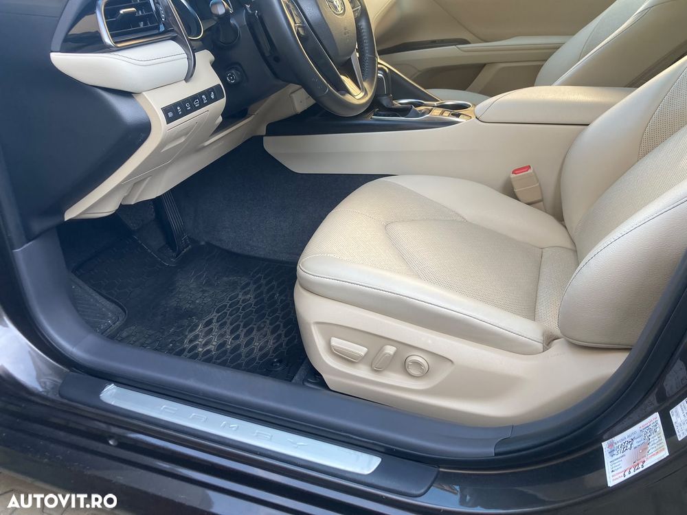 Toyota Camry Luxury - 17