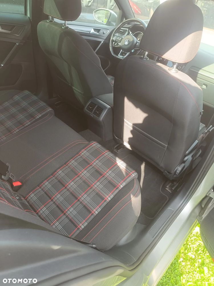 Volkswagen Golf - 11