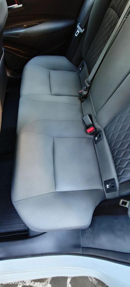 Toyota Corolla 1.8 HSD Business - 18