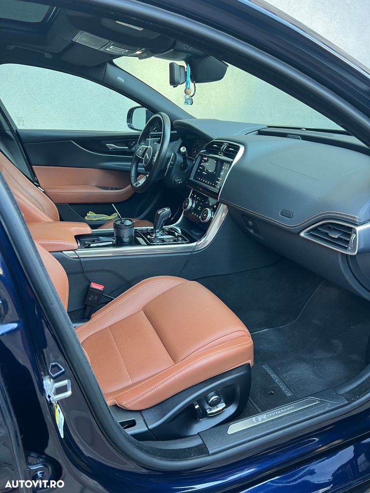 Jaguar XE P250 RWD R-Dynamic S - 6
