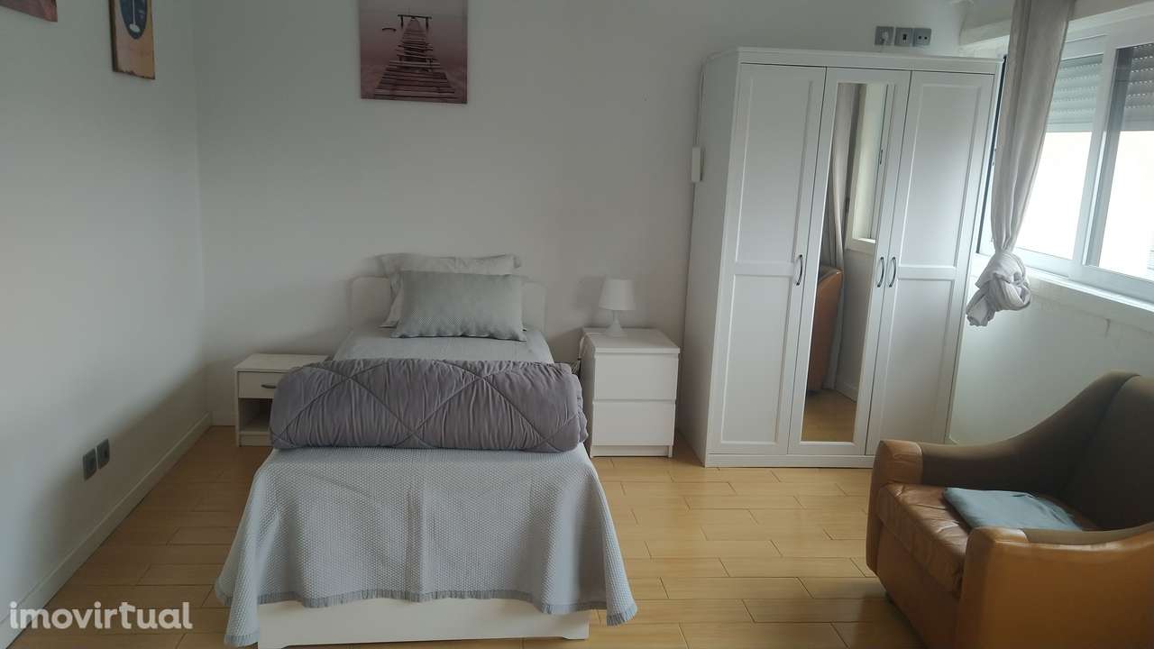 QUARTO indiv. c/ wc privativo e despesas incluídas - Ao METRO H.S.João - Grande imagem: 4/24