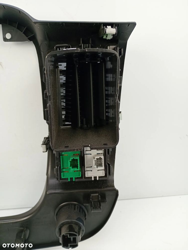 osłona ramka środkowa konsoli radia kratka nawiewu przełącznik opel vivaro b trafic III talento 682607479R - 9