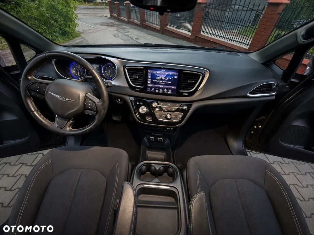 Chrysler Pacifica - 26