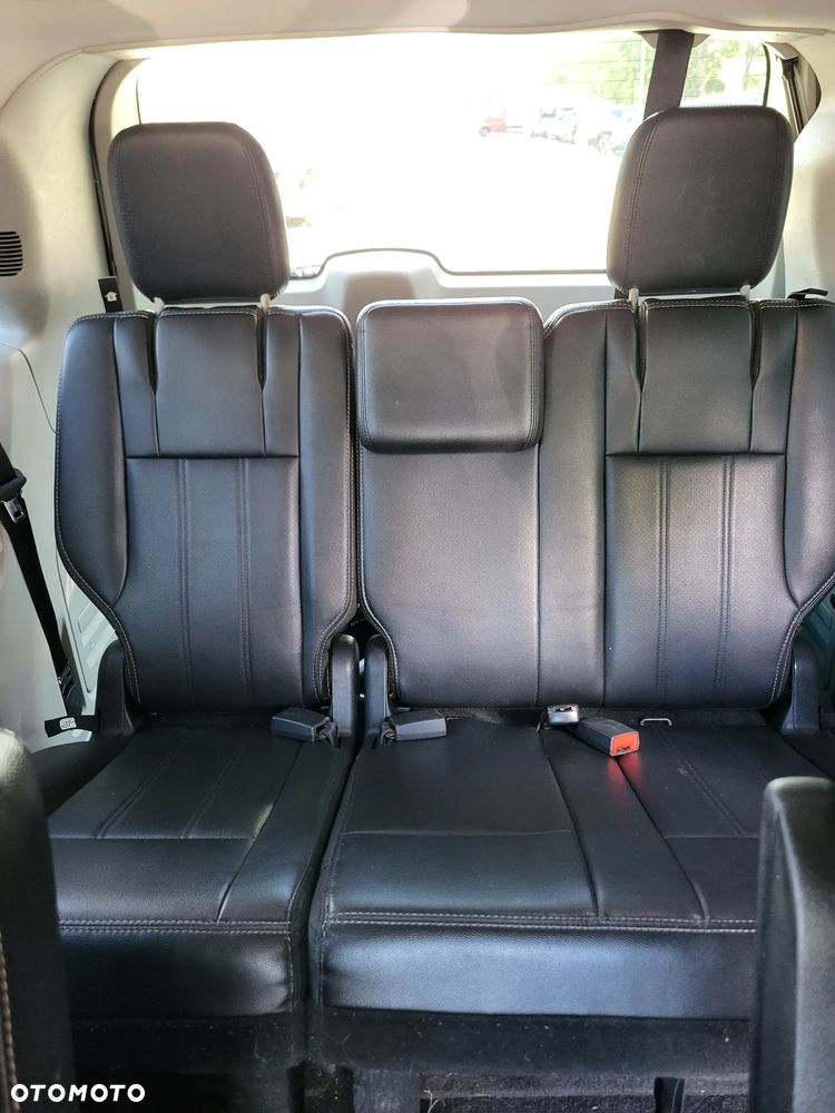 Chrysler Town & Country - 6