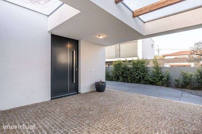 MORADIA COM PISCINA - Grande imagem: 2/28