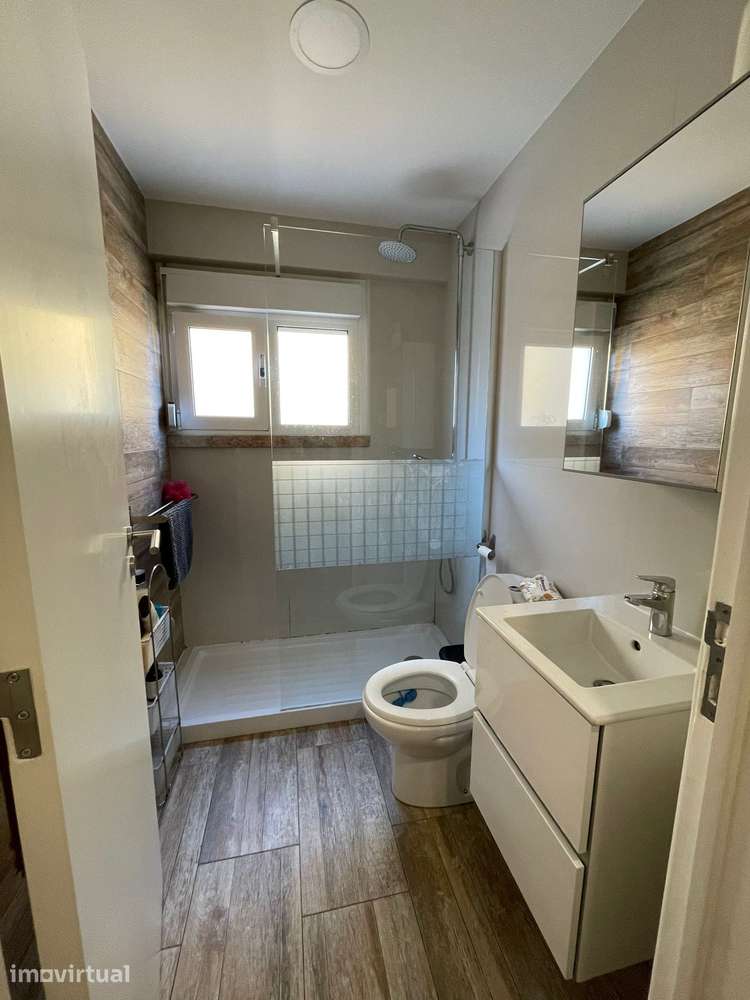 Quarto Meninas Estudante Sete Rios Lisboa Junto ao Metro - Grande imagem: 4/7