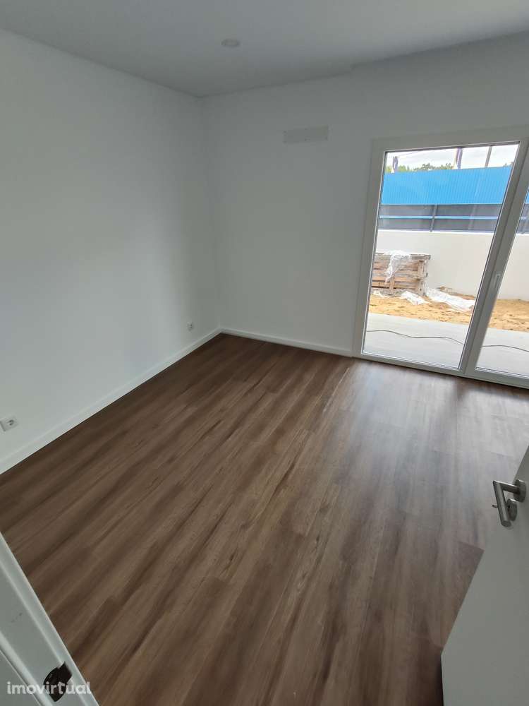 Oferta 1% do valor de aquisição - Moradia T2 com Piscina e Garagem - Grande imagem: 2/43