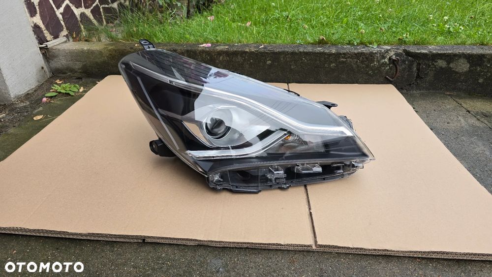 Toyota Yaris III Lift 17-20 Lampa Prawa Przednia Z LED DRL Oryginał - 2
