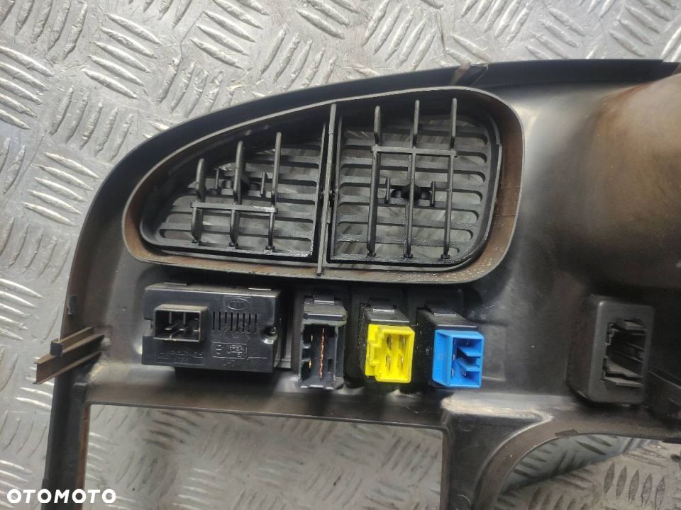 RAMKA KONSOLI ŚRODKOWEJ PANEL NAWIEWU SPECTRA I - 6