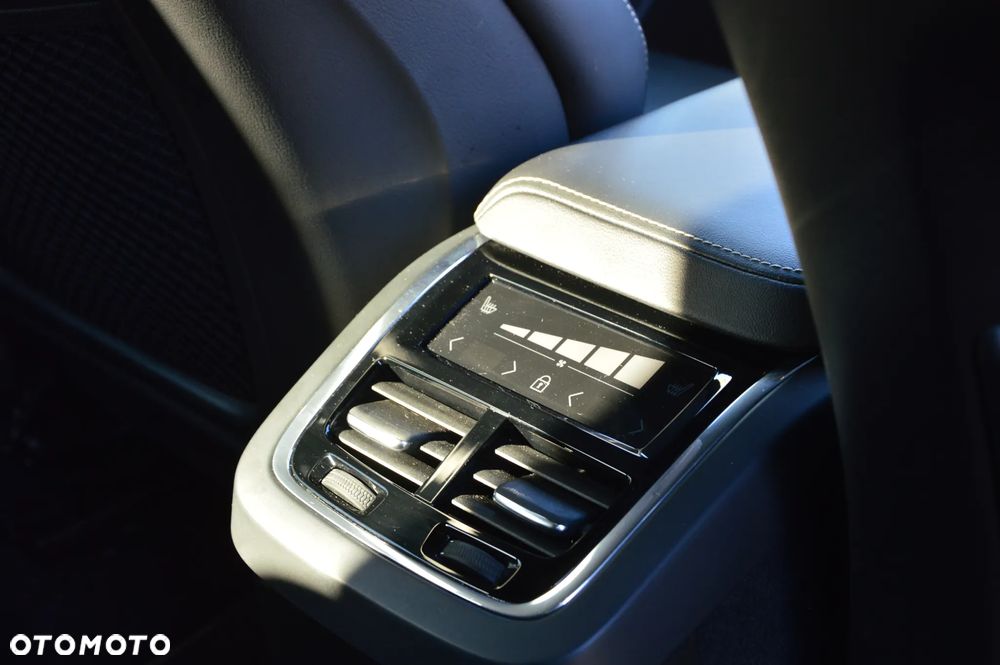 Volvo XC 60 B4 D AWD Ultimate Dark - 17