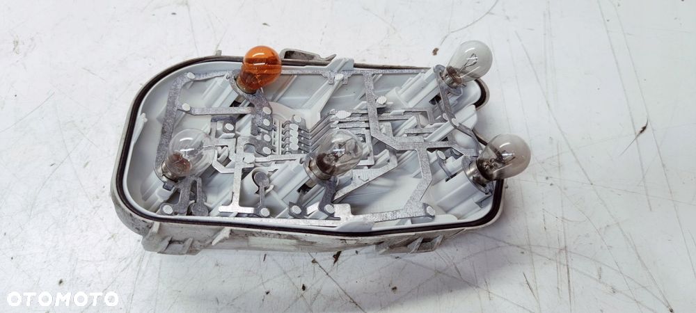 WKŁAD LAMPY W BŁOTNIK PRAWY TYŁ AUDI A6 C6 SEDAN ZWYKŁY NA ŻARÓWKI 4F5 - 4