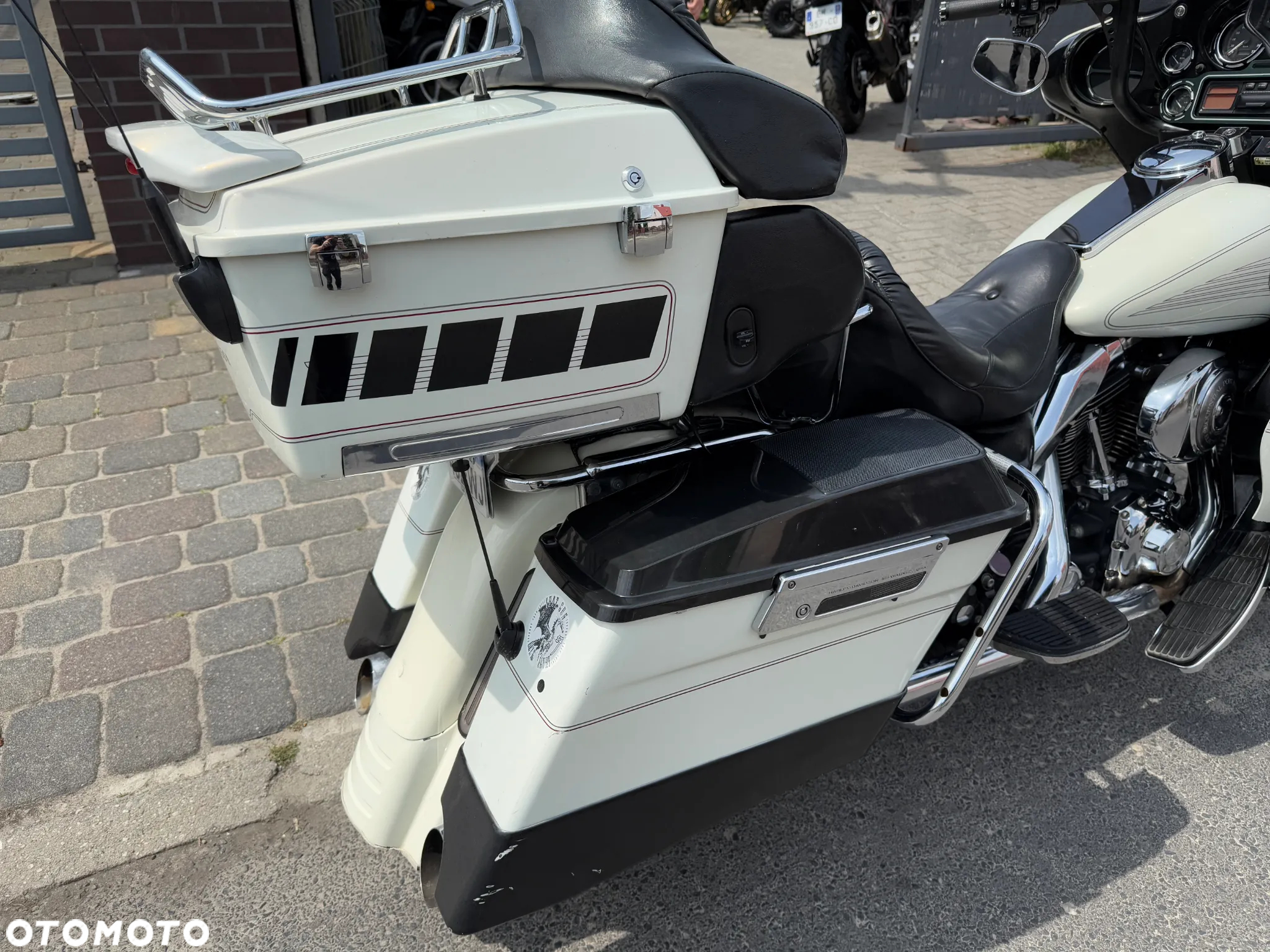 Harley-Davidson FLH Electra Glide - 22