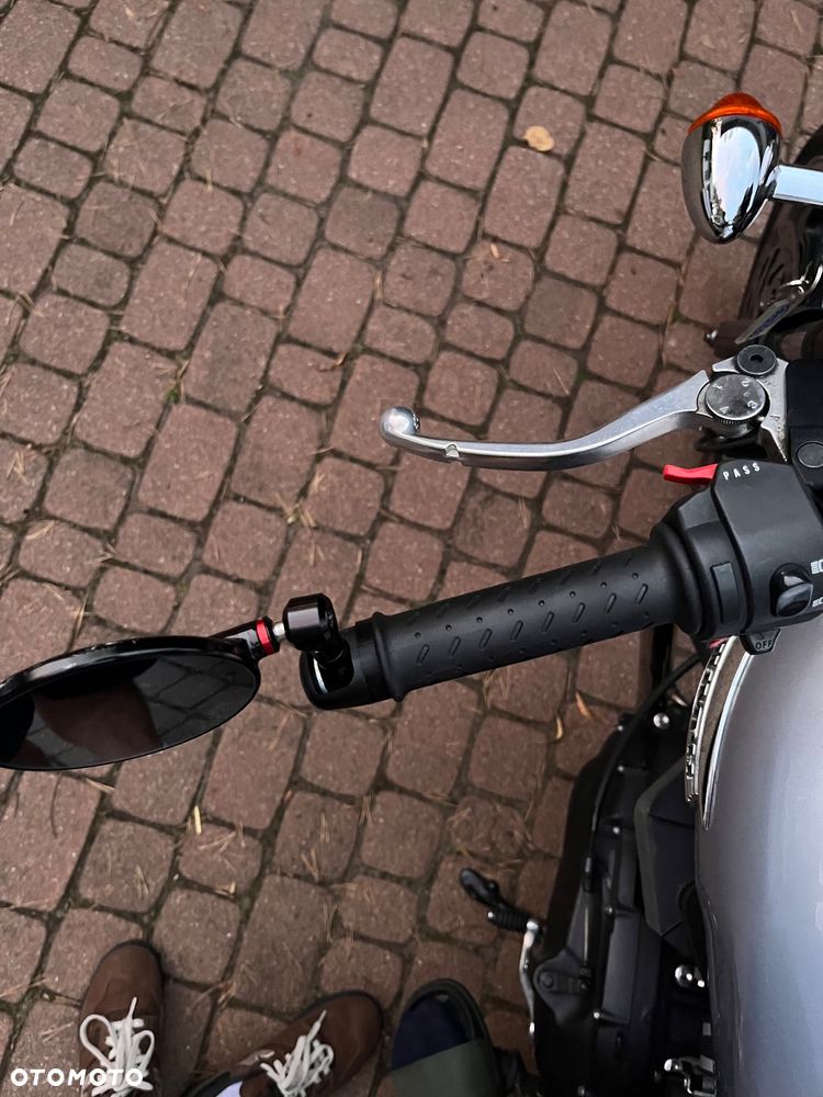 Triumph Bonneville - 15