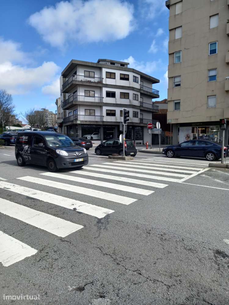 Prédio de três Andares um andar por piso + Garagem - Grande imagem: 2/20