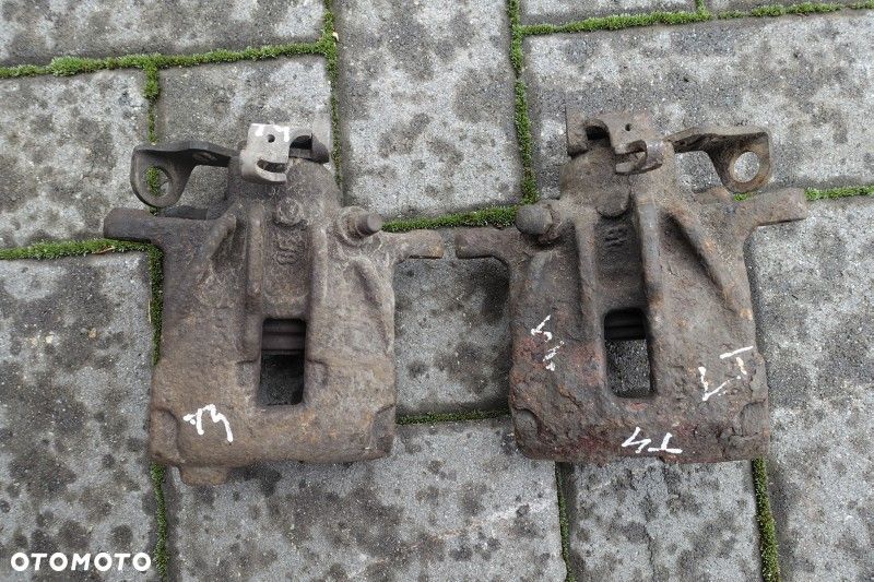 ZACISK LEWY PRAWY TYŁ VW T4 - 1