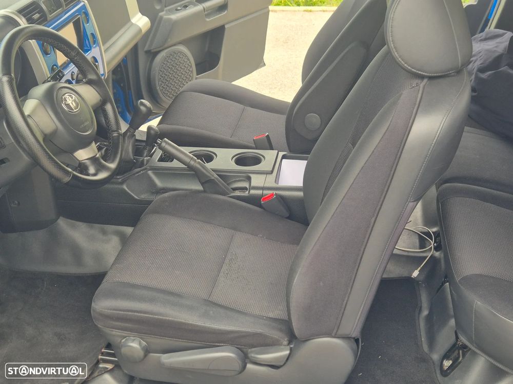 Toyota FJ Cruiser - 25