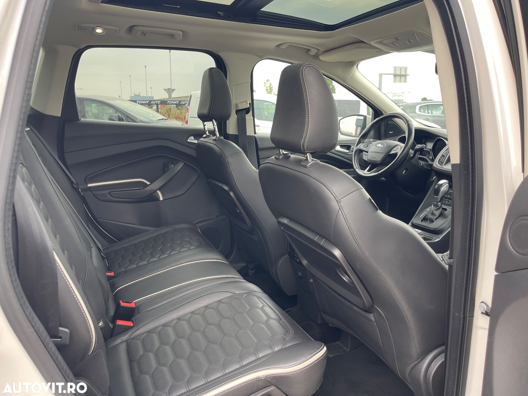 Ford Kuga 2.0 TDCi 4WD Powershift Vignale - 11
