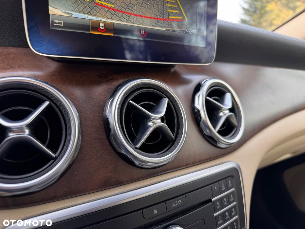 Mercedes-Benz GLA 200 7G-DCT Urban - 11