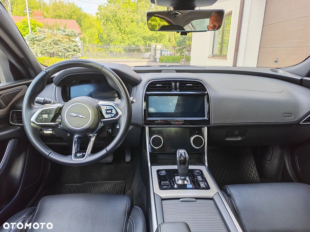 Jaguar XE 2.0 D180 AWD R-Dynamic SE - 17