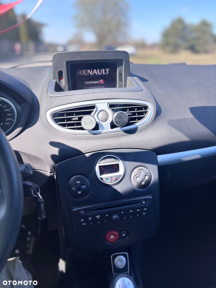 Renault Clio 1.2 16V 75 Night and Day - 13