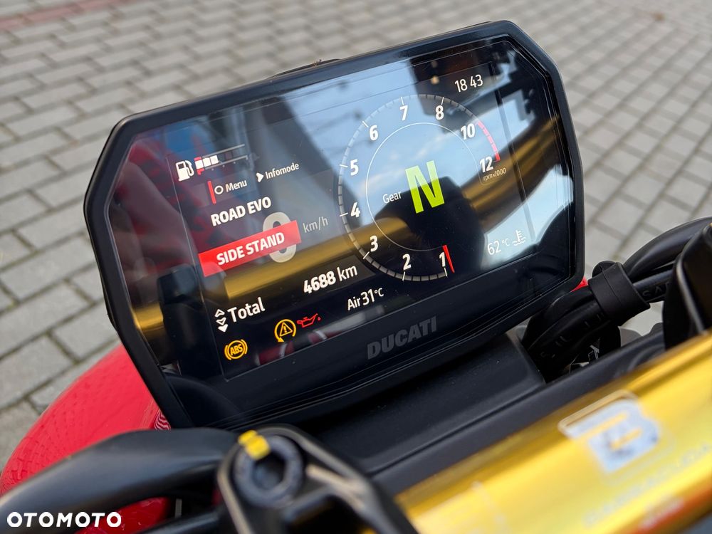 Ducati Streetfighter V2 - 4