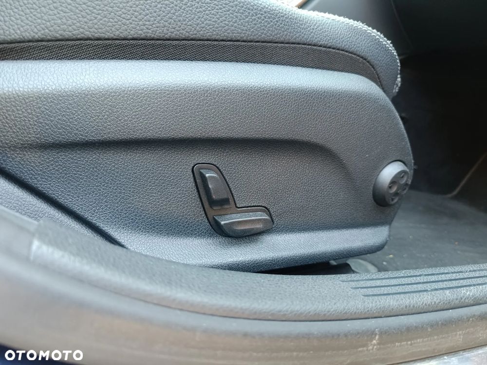 Mercedes-Benz Klasa C 180 7G-TRONIC Exclusive - 26