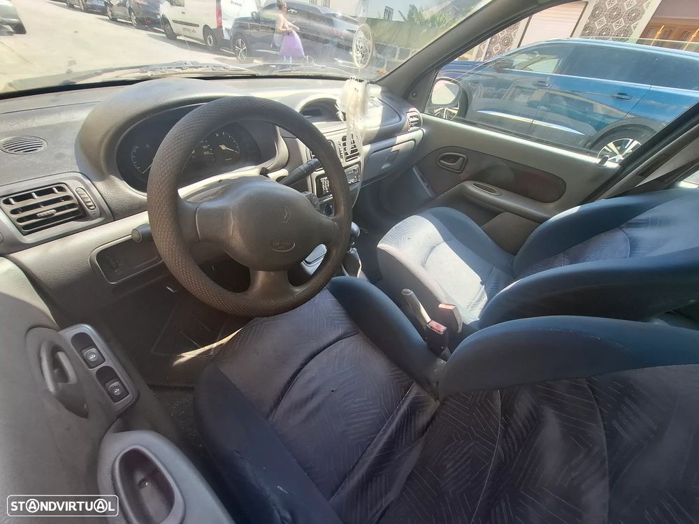 Renault Clio 1.2 RT - 8