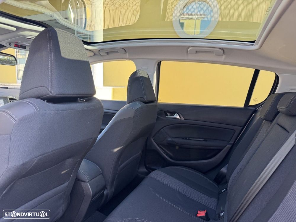 Peugeot 308 1.2 PureTech Allure J18 - 24