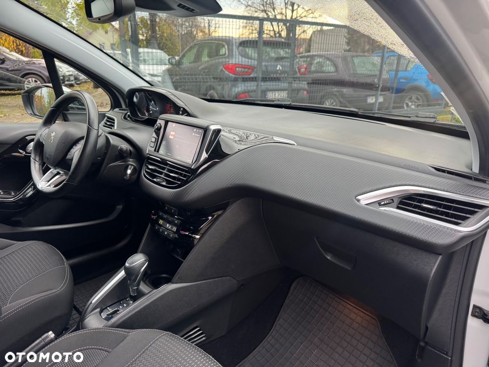 Peugeot 208 - 18