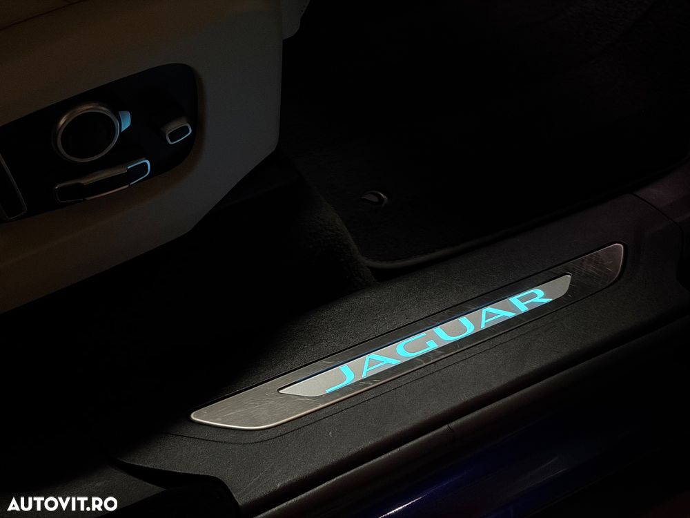 Jaguar F-Pace P250 AWD R-Dynamic SE - 10