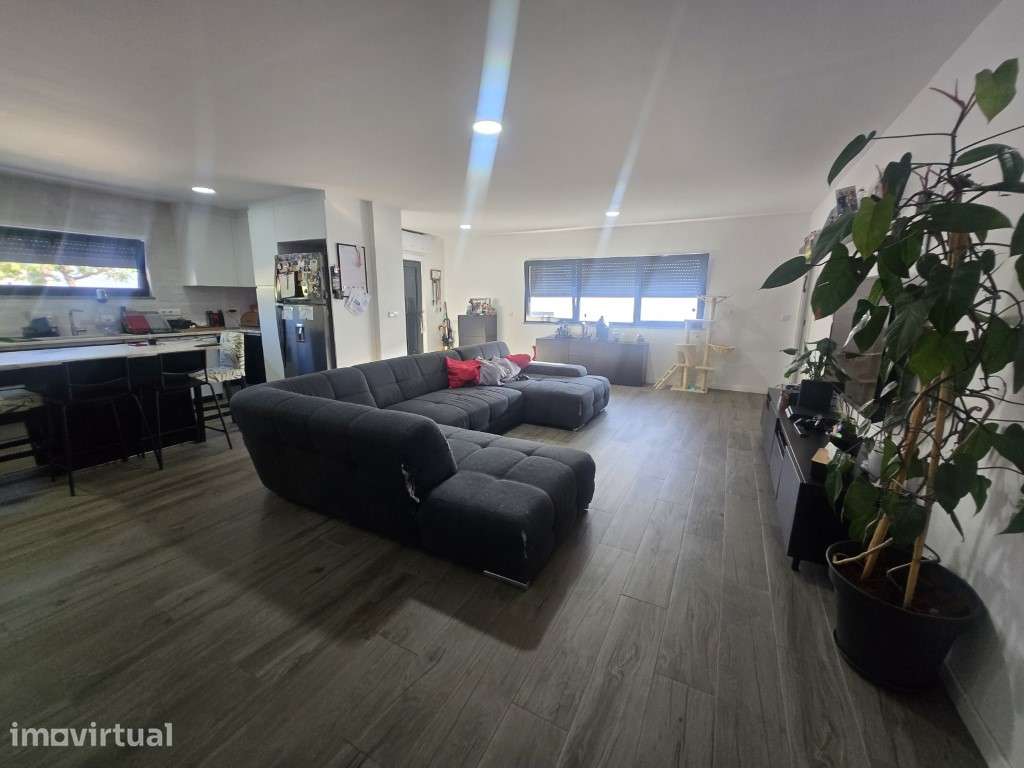 Excelente Moradia Isolada T4, com um bom espaço exterior, na Vila d... - Grande imagem: 2/23