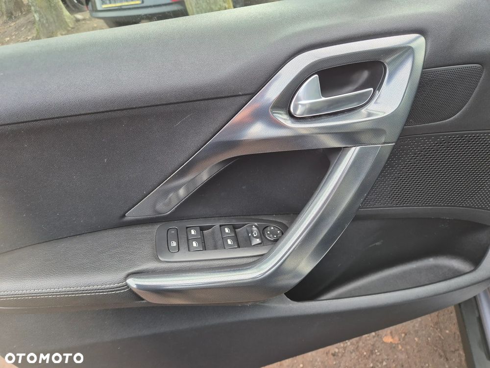 Peugeot 2008 1.6 BlueHDi Allure S&S - 29