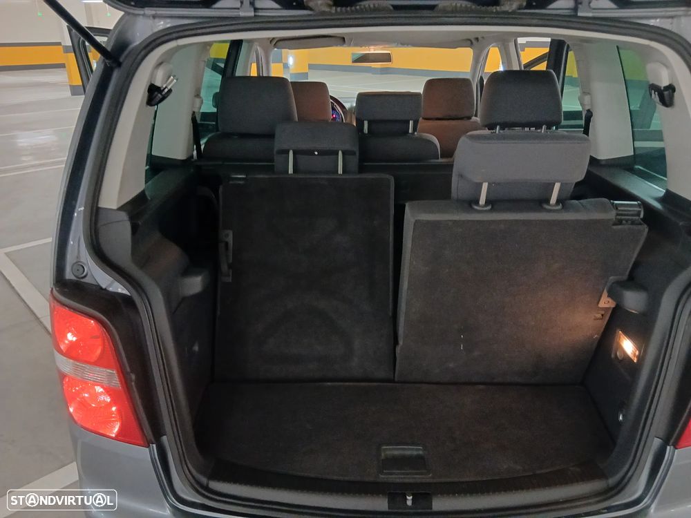VW Touran 1.9 TDi Highline 7L - 17