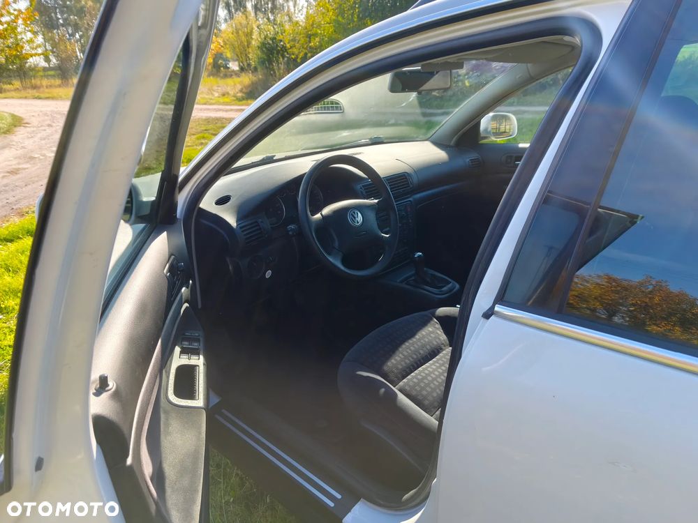 Volkswagen Passat 1.6 Comfortline Family - 38